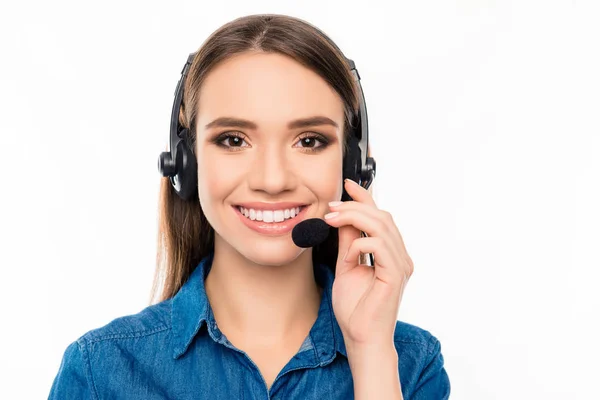 Krásný konzultant call centra ve sluchátkách na bílém pozadí — Stock fotografie