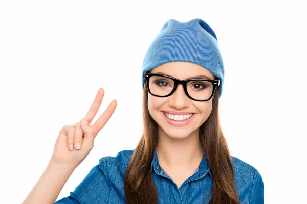 Retrato de mujer hipster sonriente en gafas que muestran dos dedos — Foto de Stock