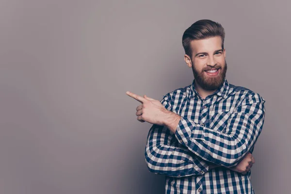 Alegre bonito elegante homem mostrando direção e apontando wi — Fotografia de Stock