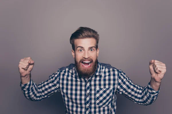 Retrato del hombre gritando levantó las manos con los puños y la boca abierta —  Fotos de Stock