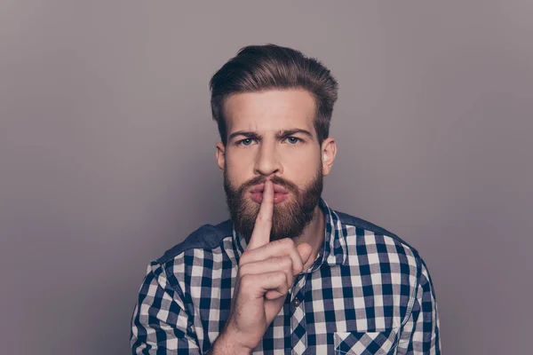 Portret van stijlvolle man met baard Toon teken stilte — Stockfoto