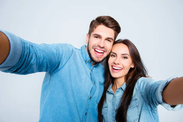 Porträtt av attraktiva lycklig man och kvinna i kärlek gör selfie — Stockfoto