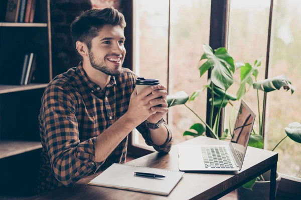 Young minded man die pauze en koffie drinken — Stockfoto