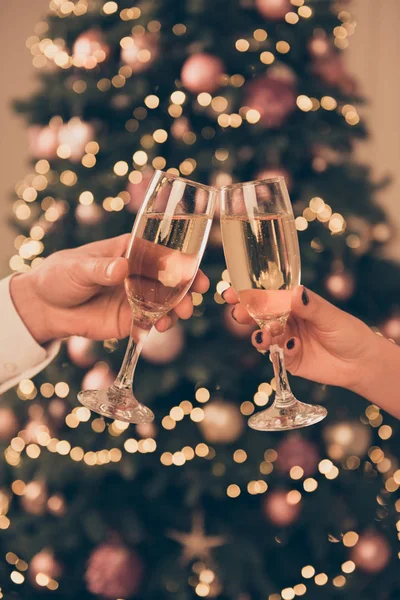 Close up foto de duas pessoas clinking com copos de champanhe — Fotografia de Stock