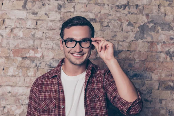 Портрет щасливого зубного розумного чоловіка, який торкається окулярів — стокове фото