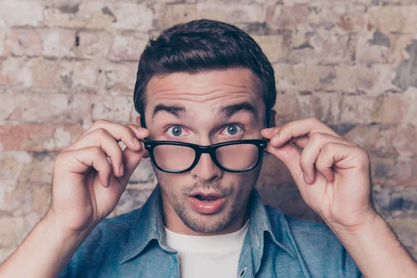 Портрет шокированного молодого человека в очках с открытым ртом — стоковое фото