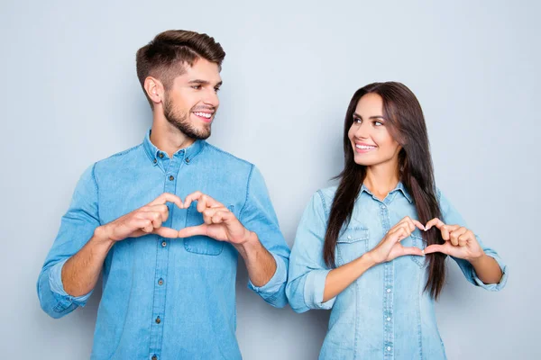 Retrato de feliz alegre hombre y mujer en el amor gesto escuchar — Foto de Stock