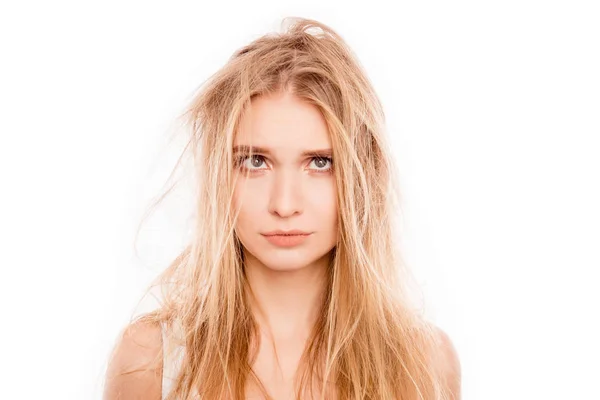 Portret van boos jonge blonde vrouw vrouw met beschadigd haar — Stockfoto