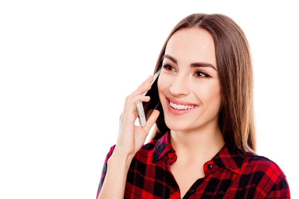 Porträtt av vacker glad kvinna talar på mobiltelefon — Stockfoto