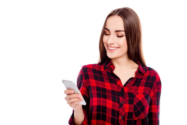 Sonriente chica leyendo el mensaje en el teléfono móvil sobre fondo blanco — Foto de Stock