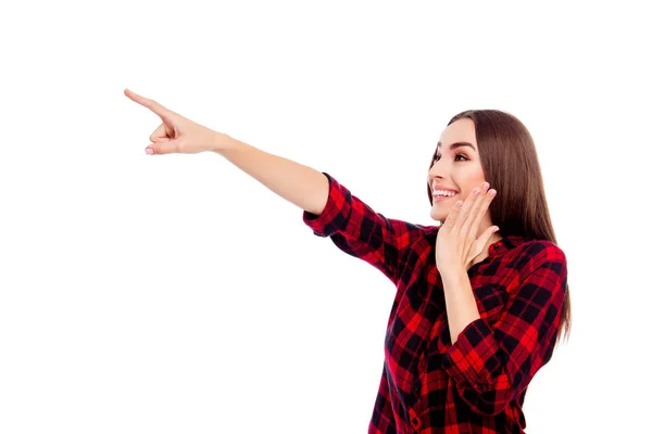 Verbaasd gelukkig vrij brunette woman wijzend met vinger — Stockfoto