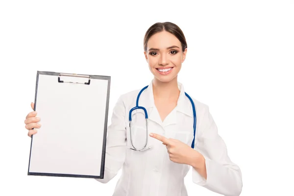 Sorridente medico femminile in uniforme bianca mostrando appunti e poi — Foto Stock