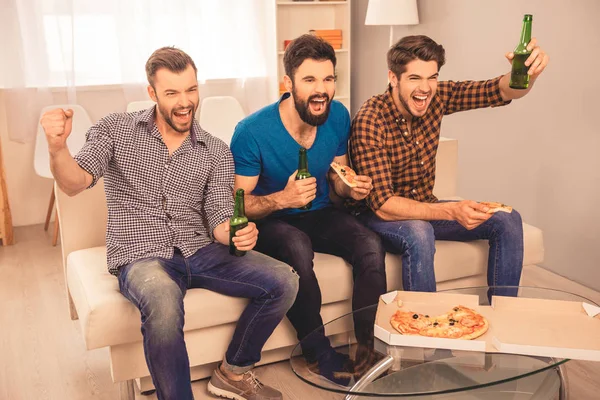 ¡Objetivo! feliz alegre hombres sentado en sofá y viendo deporte tv wi — Foto de Stock