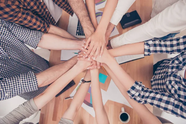 Close up van groep ondernemers zetten hun handen op bovenste o — Stockfoto