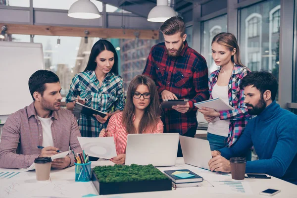 Jóvenes colegas discutiendo nuevas ideas en la formación empresarial — Foto de Stock