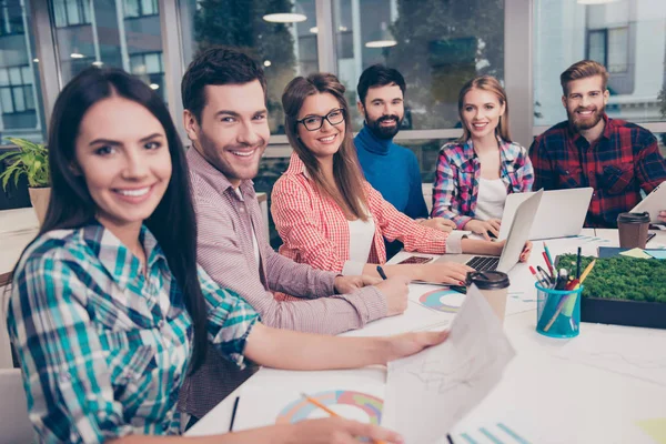 Porträt glücklicher erfolgreicher Freiberufler bei einer Konferenz — Stockfoto