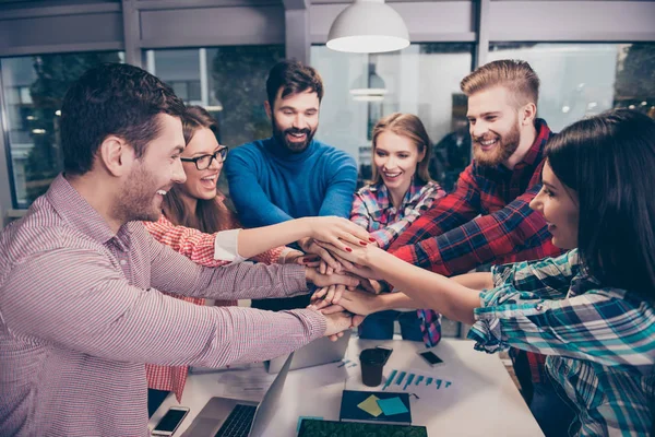 Glada företagare arbetar tillsammans och sätta händerna på topp o — Stockfoto