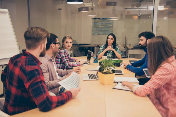 Úspěšní mladí podnikatelé mají schůzku v moderní kanceláři. — Stock fotografie
