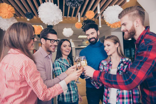 Santé ! six beaux jeunes heureux meilleurs amis, garçons et filles d — Photo