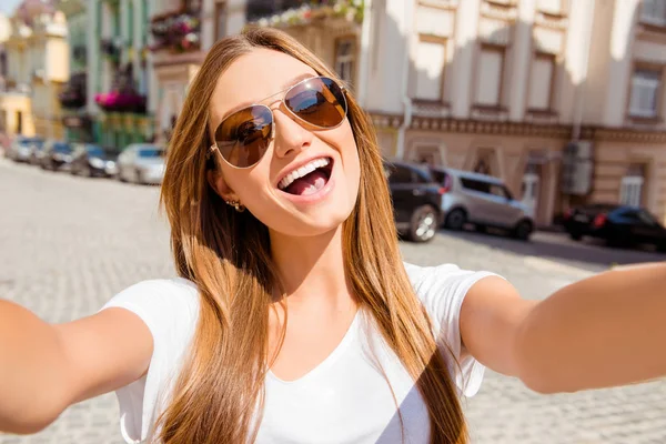 Jolie jeune femme en lunettes ayant marcher et faire du selfie — Photo