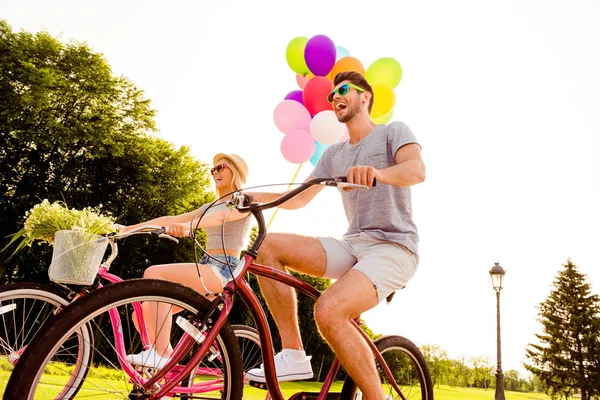 Позитивний щасливий чоловік зустрічається і їде на велосипедах зі своєю дівчиною — стокове фото