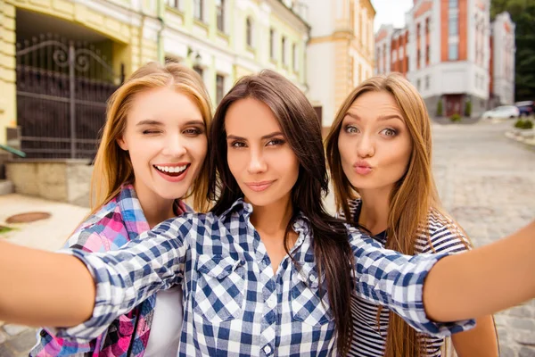 Selfie z trzech pięknych dziewczyn, bielmik i mrugając — Zdjęcie stockowe