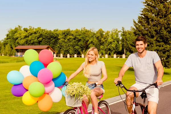 Portrait of cheerful man and woman with balloons spending summer — Stock Photo, Image
