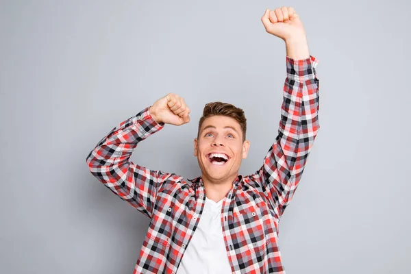 Opgewonden gelukkig succesvolle man triomfen met opgeheven handen — Stockfoto