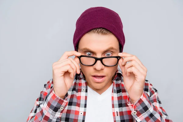 Portret van geschokt jongeman in hoed en bril met open mond — Stockfoto