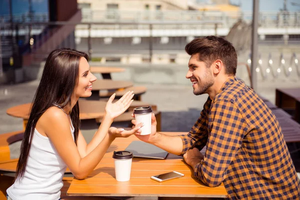 Νεαρό ζευγάρι έχοντας ημερομηνία στο καφέ, πίνοντας καφέ και μιλάμε — Φωτογραφία Αρχείου