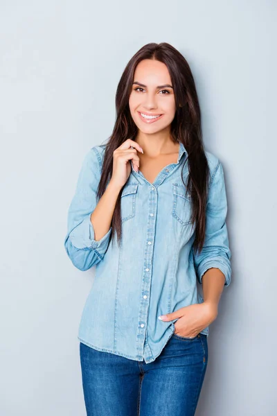 Portret van mooie lachende trendy brunette in jeans overhemd — Stockfoto
