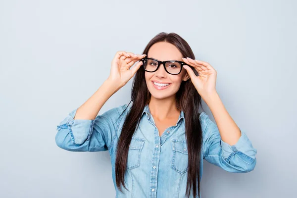 Porträtt av ganska ung glad kvinna röra glasögon — Stockfoto