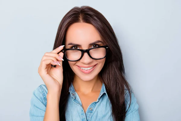 Porträtt av smart leende lärare att vidröra hennes glasögon — Stockfoto