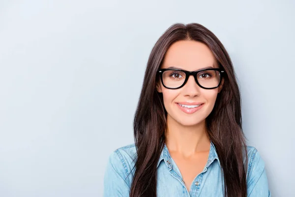 Ritratto di bella giovane donna intelligente felice in occhiali — Foto Stock