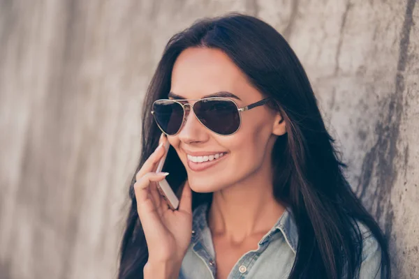 Porträtt av glad ung kvinna i glasögon talar i mobiltelefon — Stockfoto