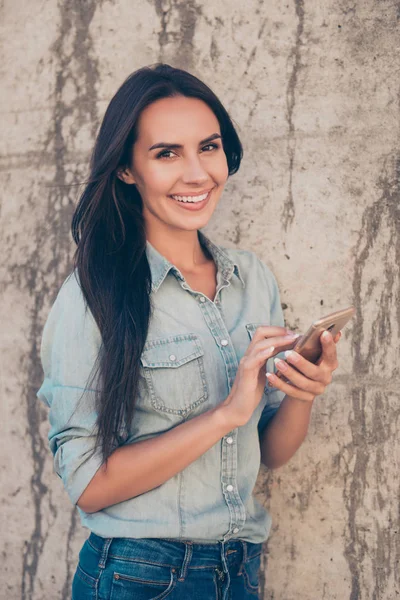 Retrato de una hermosa mujer sonriente escribiendo un mensaje en smartpho — Foto de Stock