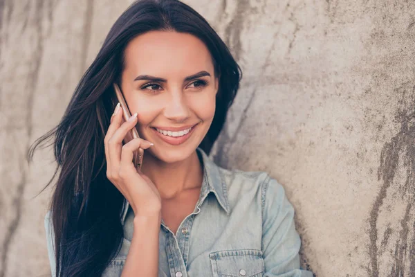Happy bruneta dívka mluví na mobilním telefonu — Stock fotografie