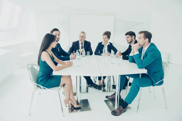 Equipo de negocios en una estrategia de planificación de reuniones en la conferencia r — Foto de Stock