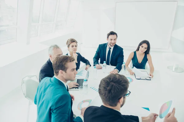 Grupp av säker medarbetare consulting vid möte i office — Stockfoto