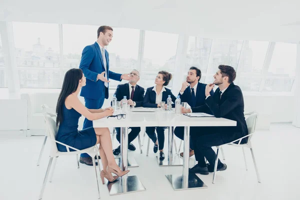 Joven gerente contando sus ideas sobre el proyecto a sus colegas — Foto de Stock