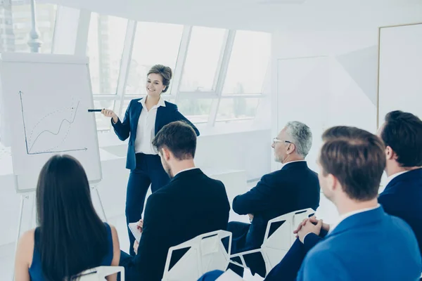 Grupp av anställda diskutera idéer under presentation av ny p — Stockfoto