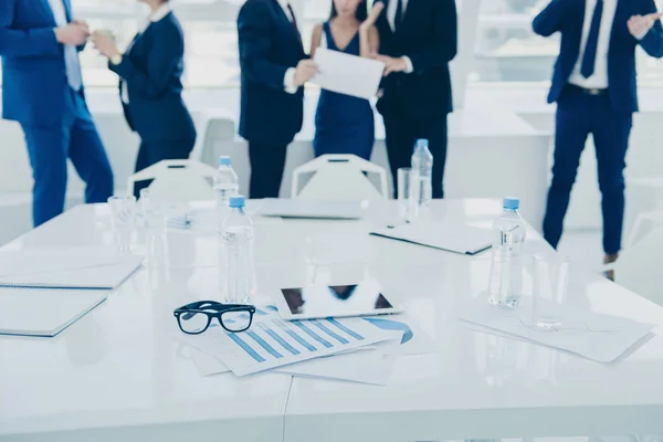 Close up van de tafel van de Conferentie van mensen uit het bedrijfsleven bespreken res — Stockfoto