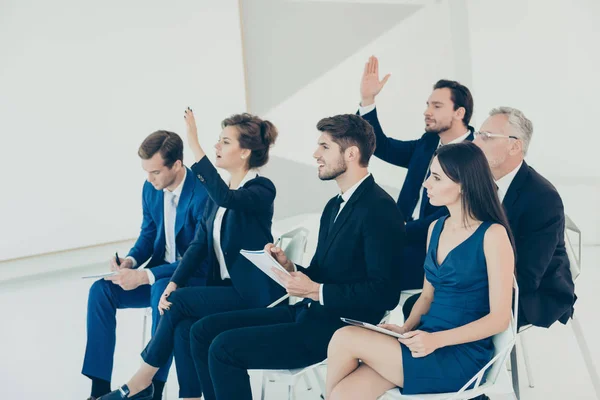 Jonge managers op conferentie vragen op spreker — Stockfoto