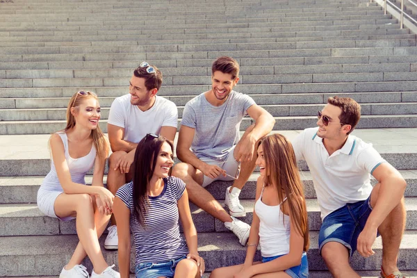 Jovens pessoas felizes tendo fim de semana e relaxante enquanto sentado em — Fotografia de Stock