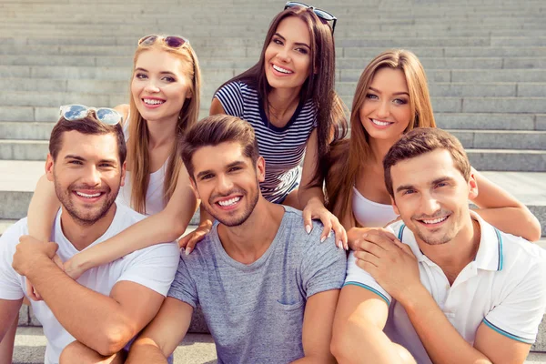 Портрет шести молодих щасливих усміхнених найкращих друзів — стокове фото