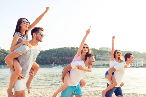 Grupo de jóvenes felices divirtiéndose en la playa el día de verano —  Fotos de Stock