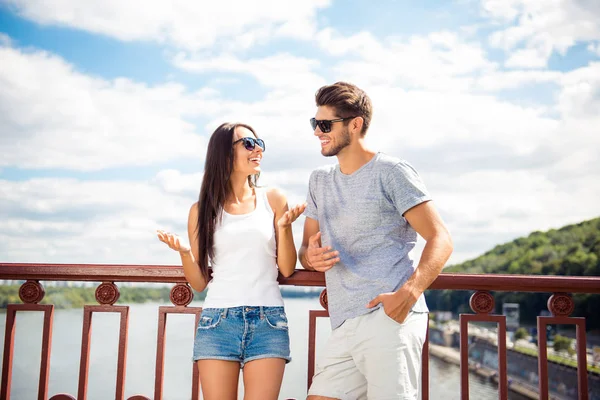 Молодая пара на мосту веселится и улыбается в выходные — стоковое фото