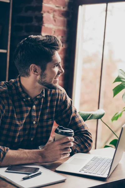 Manager koffie drinken en dromen durin baard glimlachend gelukkig — Stockfoto