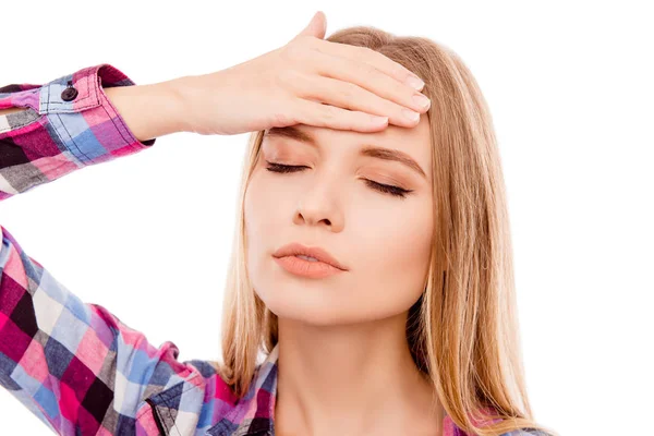 Retrato de mujer rubia bonita con dolor de cabeza tocando la cabeza — Foto de Stock