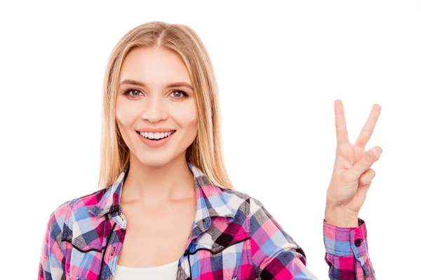 Csinos, fiatal nő sugárzó mosollyal mutatja v-sign — Stock Fotó